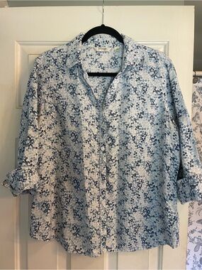 Liz Claiborne Blue and White Floral Button-Up Shirt